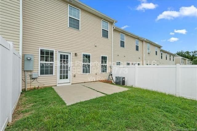 Building Photo - 2420 Silverthorn Dr