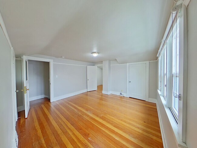 Building Photo - 2217-2219 NW Van Buren Ave