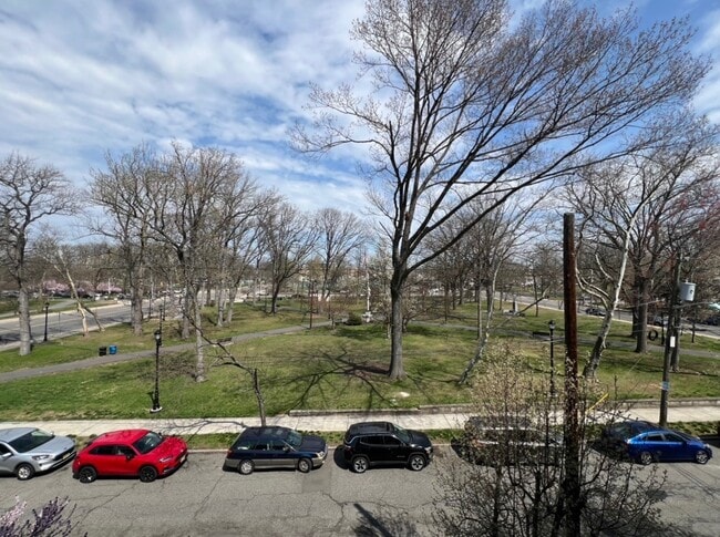 Building Photo - 122 W 39th St