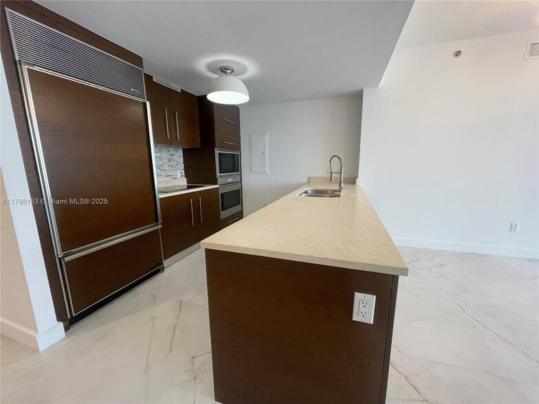 Building Photo - 465 Brickell Ave