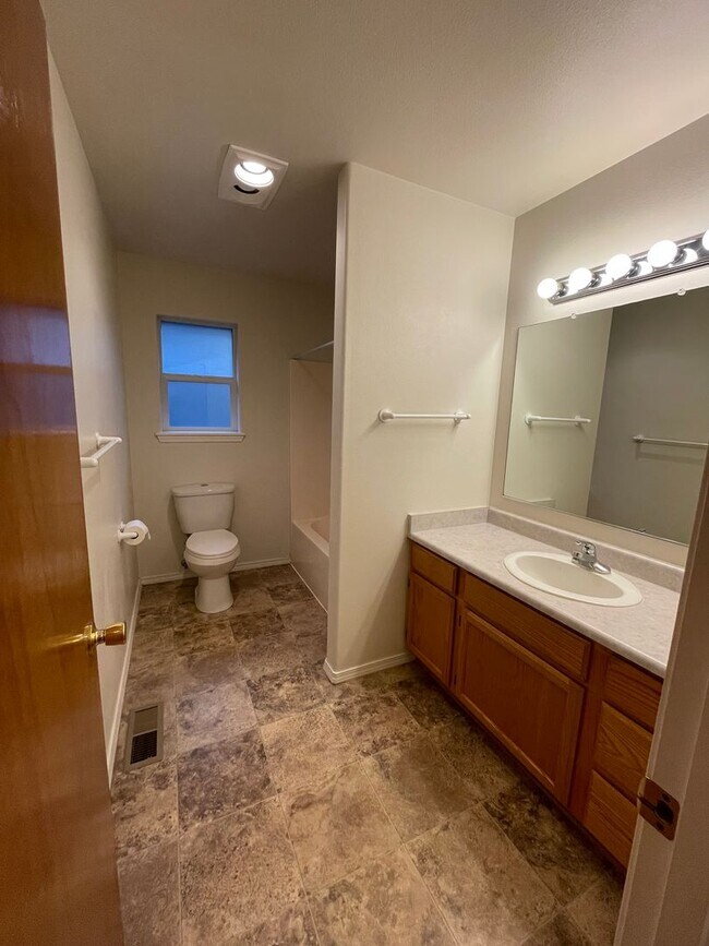 Building Photo - East Medford 3 Bedroom 2 Bathroom w/Large 2 car garage - Single Level