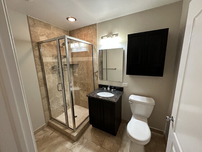 Building Photo - Immediate Availability! 2 bed/2 bath condo...