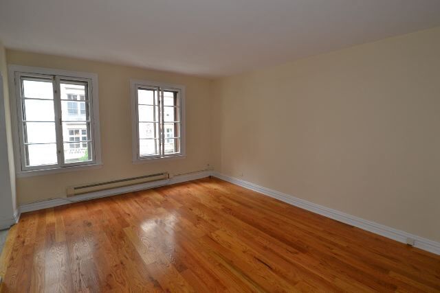 Building Photo - 533 W Roscoe St