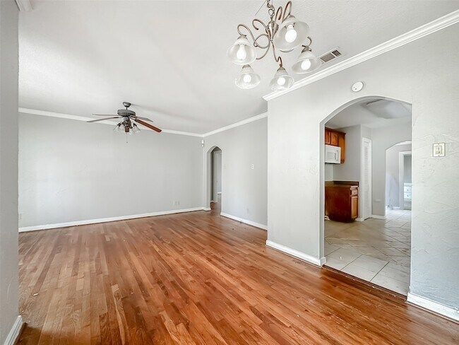 Building Photo - 6340 Parkdale Dr