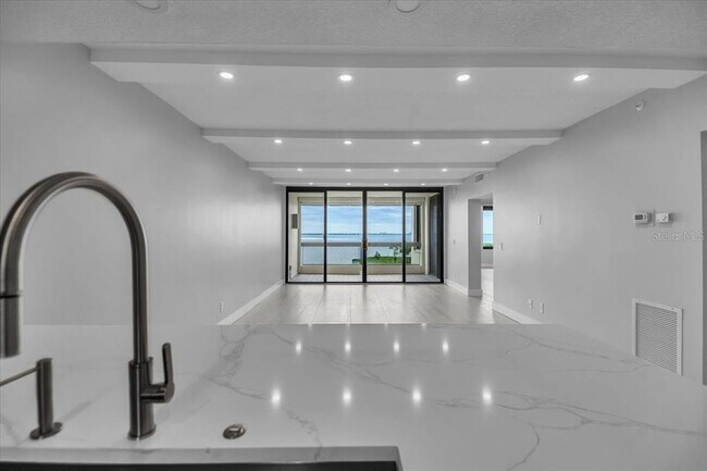 Building Photo - 2020 Harbourside Dr