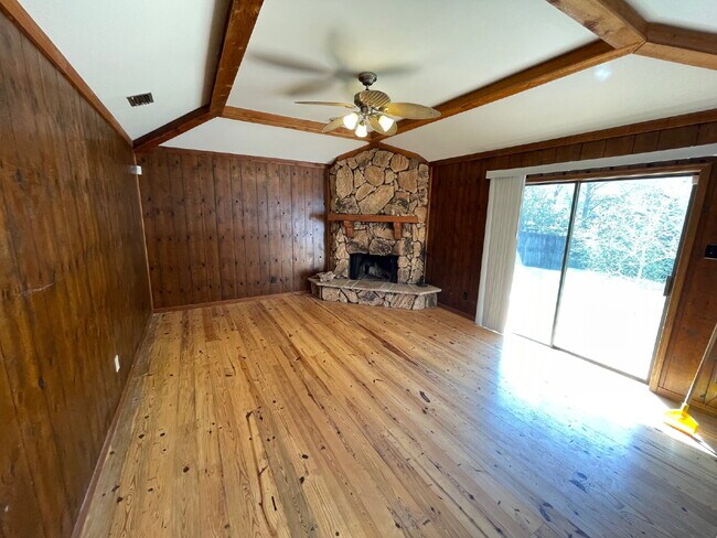 Building Photo - Welcome home to this charming 2-bedroom, 1-bath residence featuring a warm and inviting layout. E...