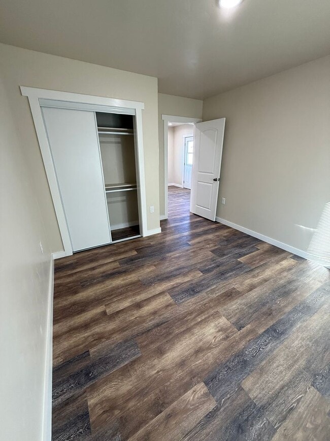 Building Photo - Gorgeous 2 Bedroom/1 Bathroom Home