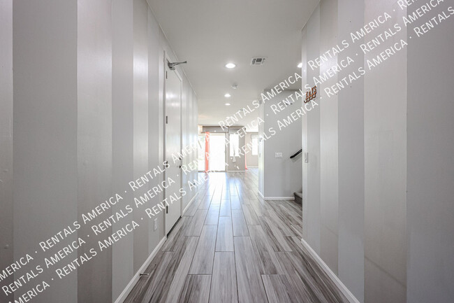 Building Photo - 3090 S Jasmine Dr
