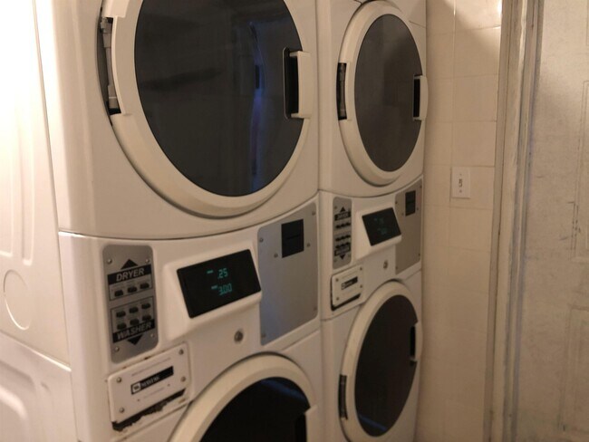 Building Photo - 163 Baldwin Ave