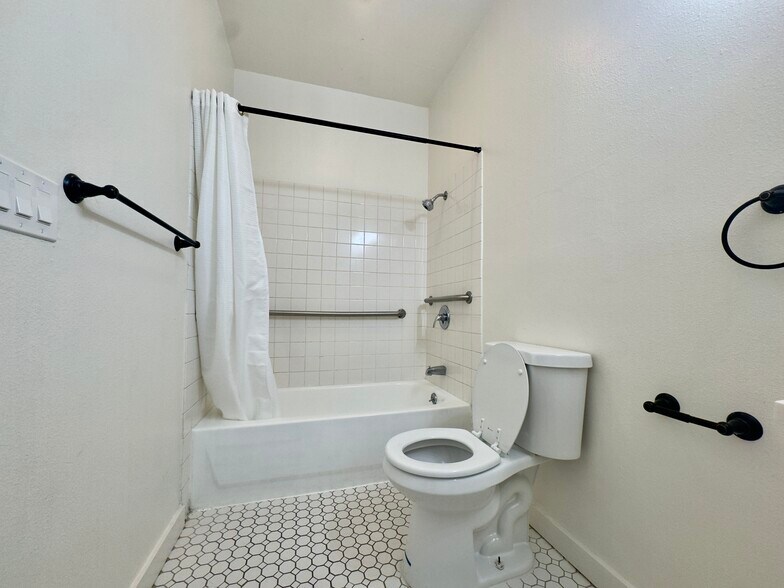 Building Photo - 720 37th St