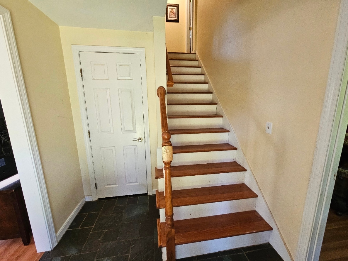 Entry Way - 11 Laurel Ln