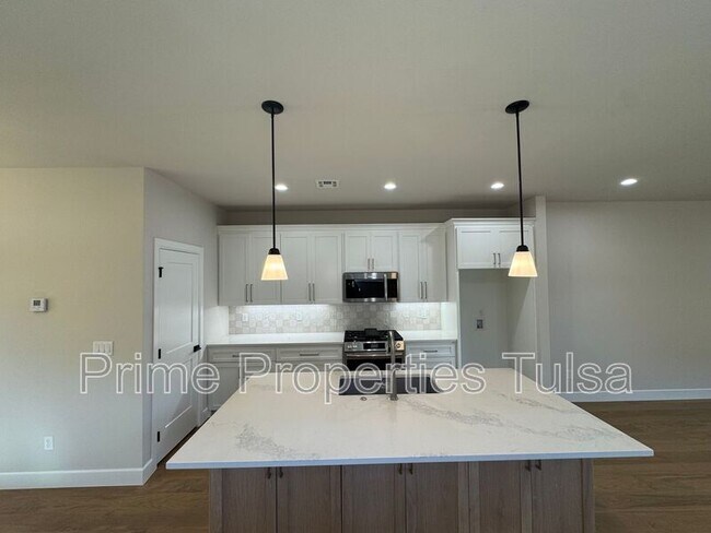 Building Photo - 1102 E Delmar Pl