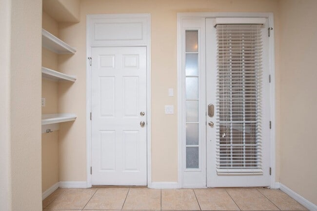 Building Photo - Nice 3/2.5 Townhouse with Garage in Lake N...