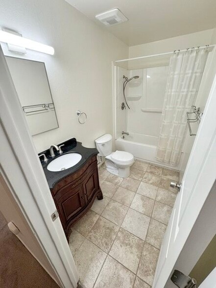 Full bathroom - 118E Oliva Ct