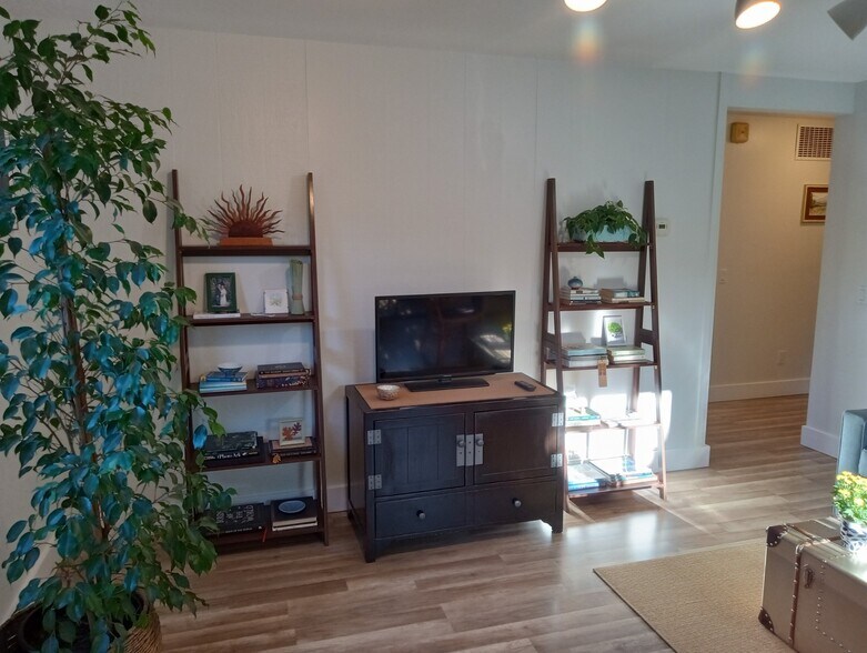 Building Photo - 9500 Center St