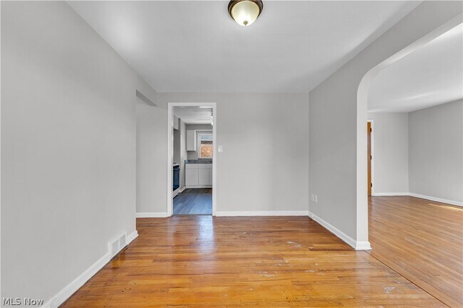 Building Photo - 494 E 222nd St