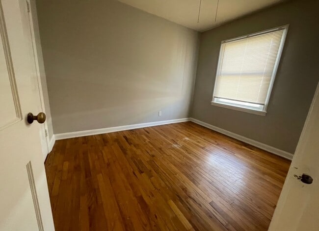 Building Photo - Stunning 2 Bedroom Townhome