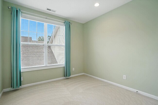 Building Photo - ABSOLUTELY GEORGOUS 2 STORY TOWNHOUSE IN CARY