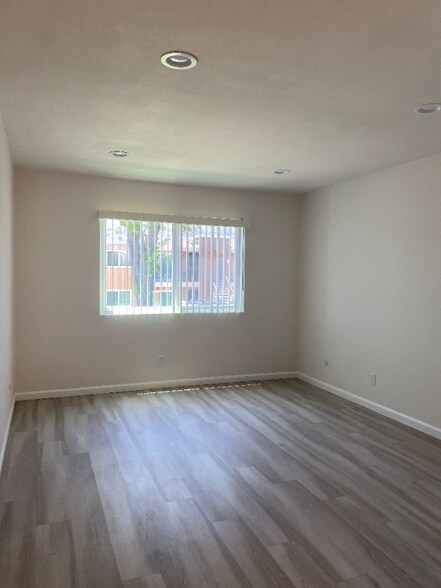 Building Photo - 945 Estes St