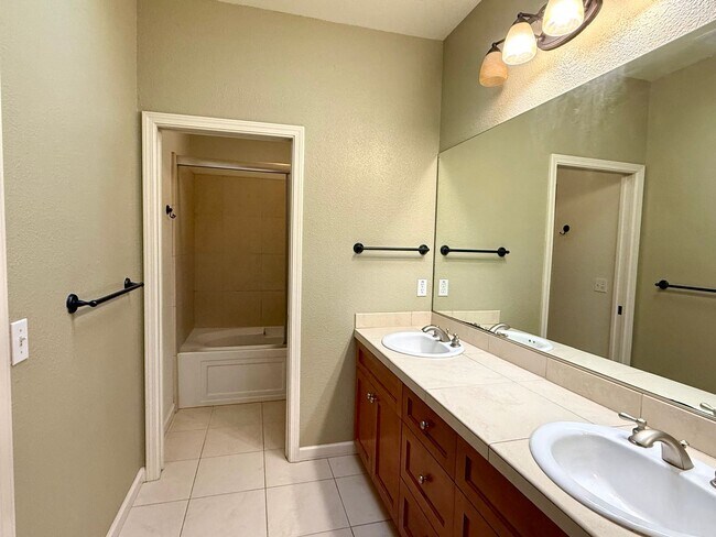 Building Photo - Welcome to this beautiful 3 bedroom, 2.5 bathroom home located in Cotati!