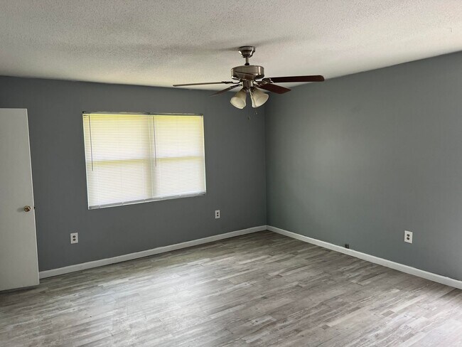 Building Photo - RATE DROP ALERT (was $1750/month) and MOVE IN SPECIAL: 50% OFF 1ST FULL MONTH'S RENT!**