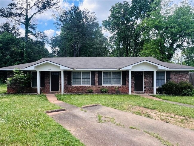 Primary Photo - 108-110 Lacosta Cir