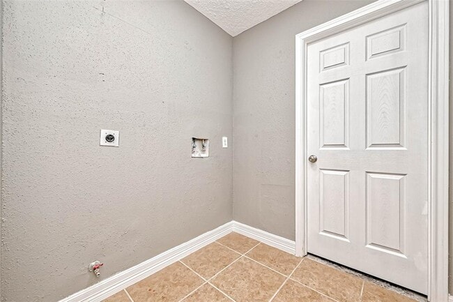 Building Photo - 9831 Orangevale Dr