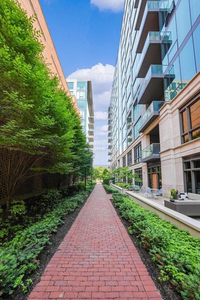 Building Photo - 250 W Spring St