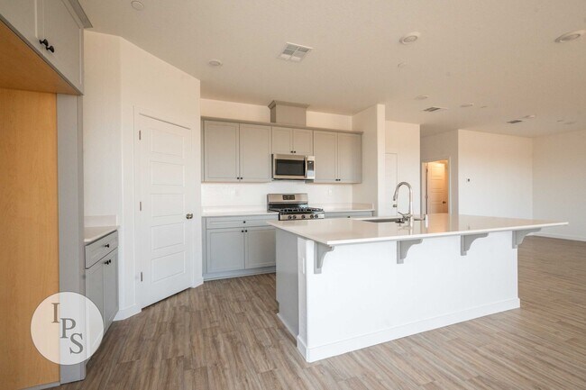 Building Photo - 2808 N Vahe Ave