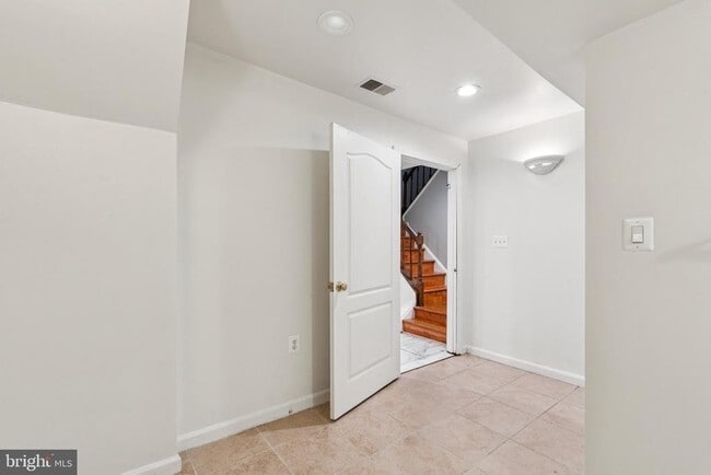 Building Photo - 5790 Burke Towne Ct