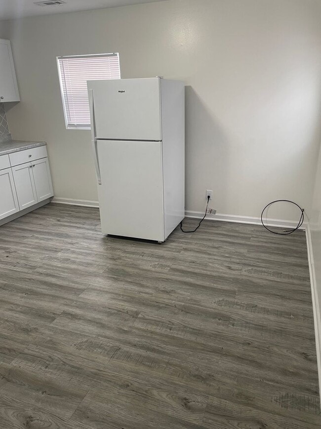 Building Photo - Renovated Home in Miller Area