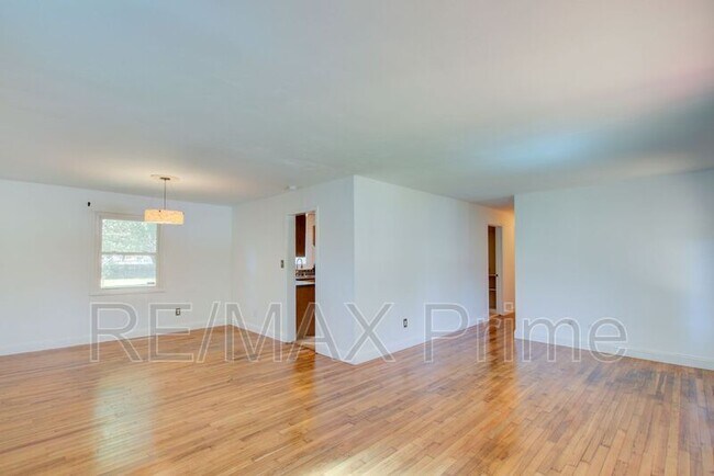 Building Photo - 321 Patrician Dr