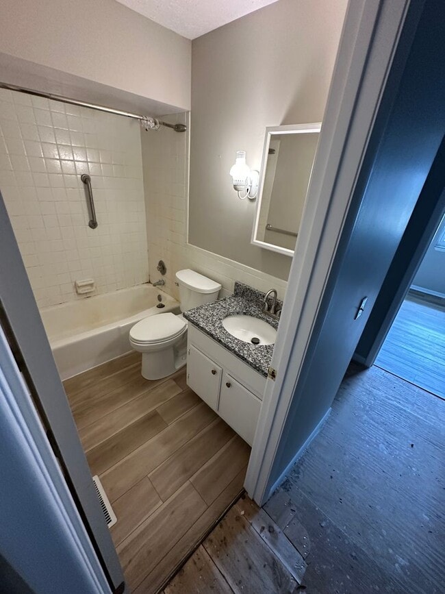 Building Photo - Updated 3 Bed 1.5 Bath Townhome with basem...