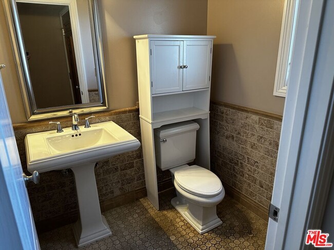 Building Photo - 5560 Buffalo Ave