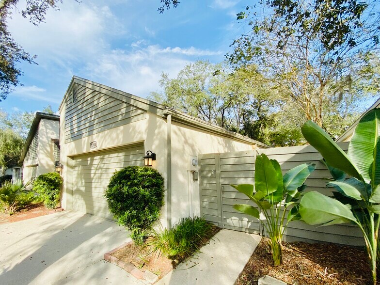 Front view - 13903 LAZY OAK DRIVE