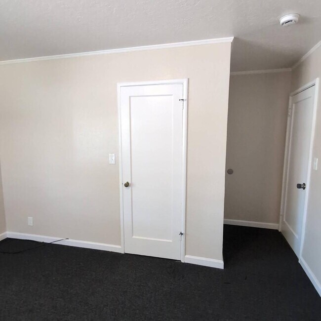 Building Photo - 890 Poplar St