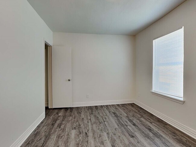 Building Photo - 9167 Golden Sunshine Dr