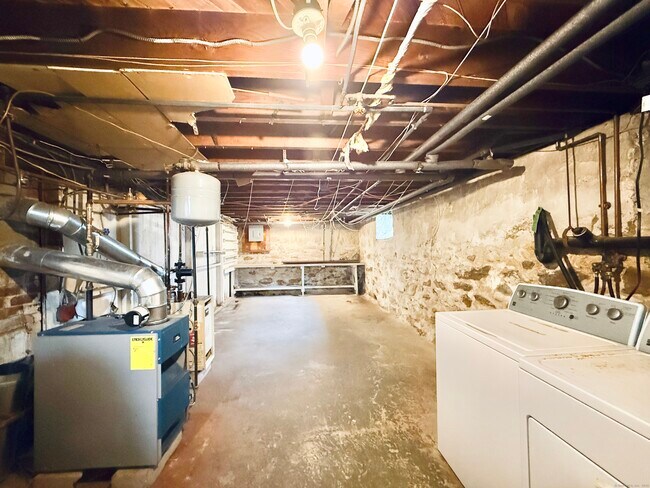 Building Photo - 820 Brewster St