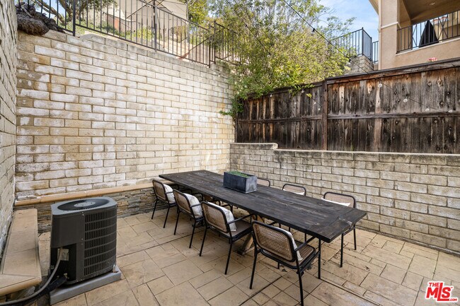 Building Photo - 657 S Ave 61