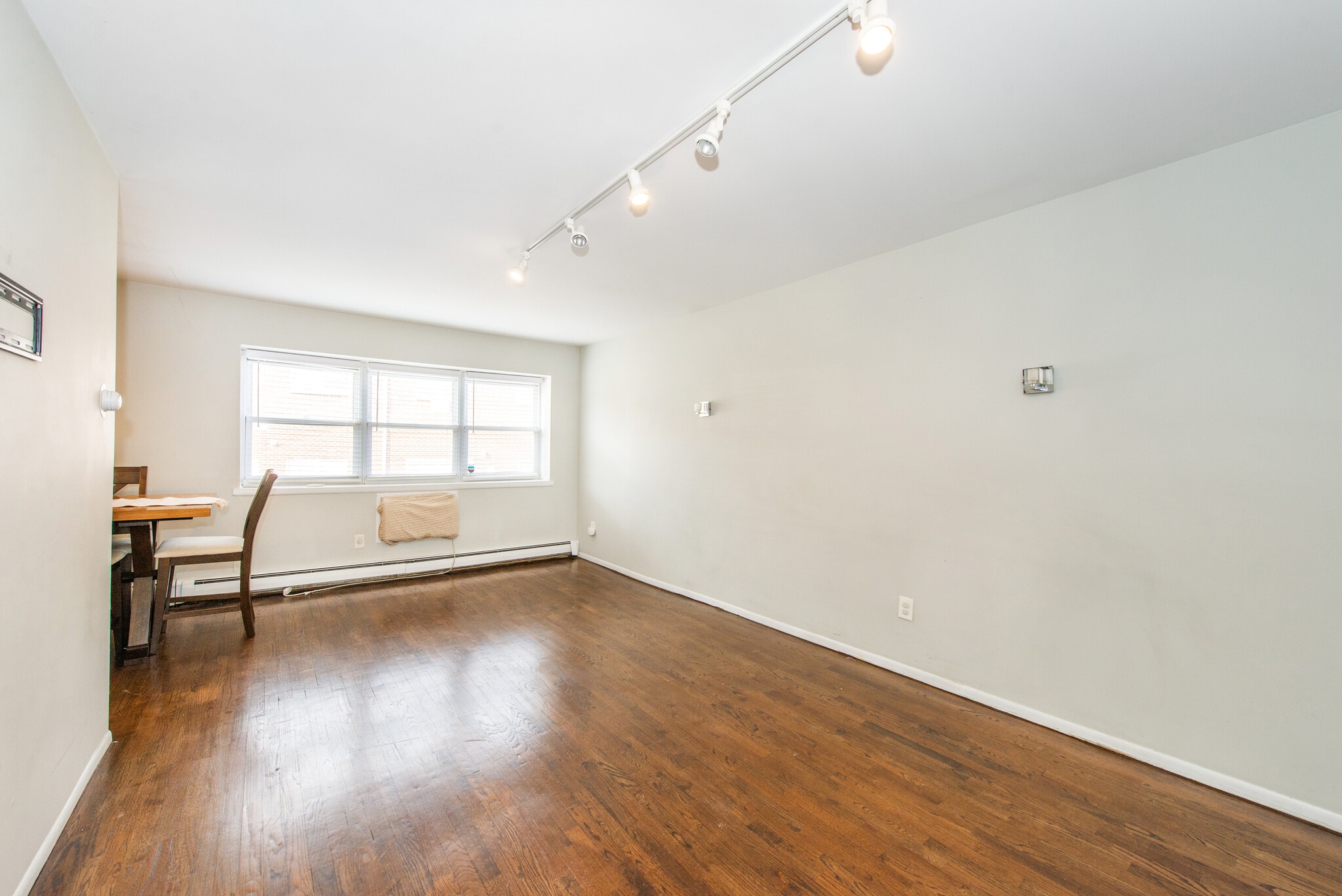 Building Photo - 25 River Rd