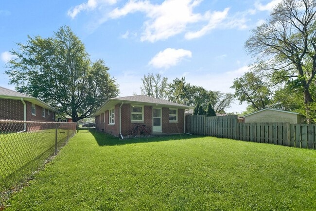 Building Photo - 2 bedroom 1 bathroom Duplex FOR RENT (subl...