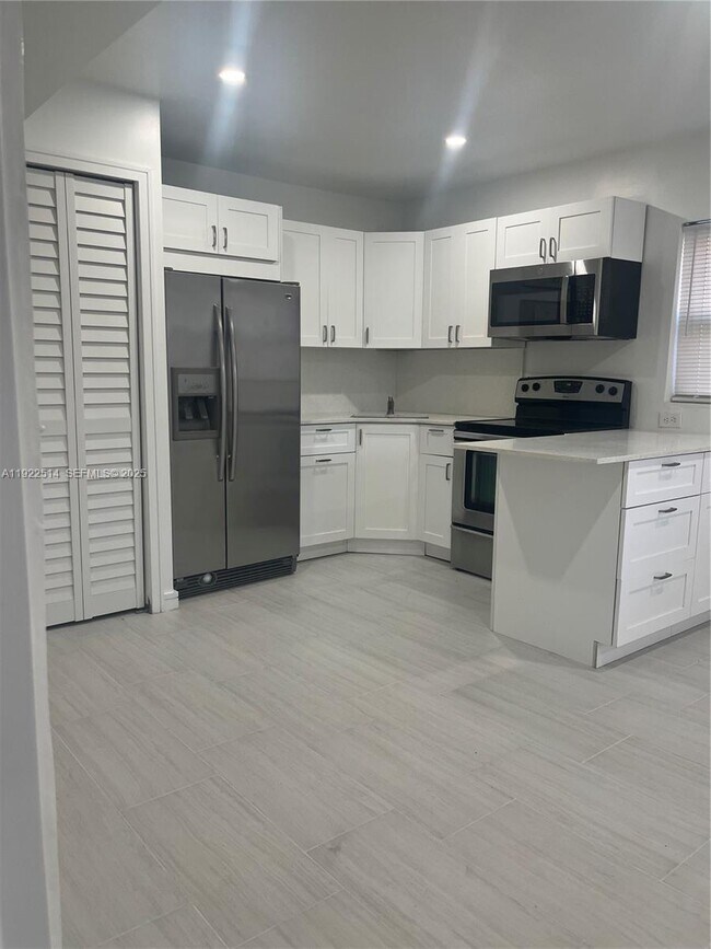 Building Photo - 3912 SW 12th Ct