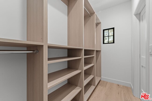 Building Photo - 162 N Almont Dr