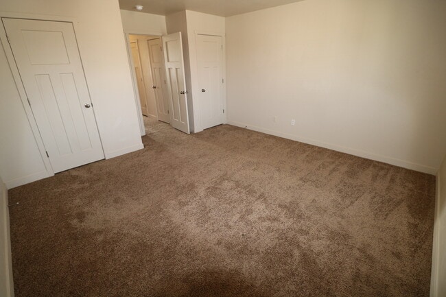 Building Photo - Beautiful 3 bed 2.5 bath townhome in Vineyard