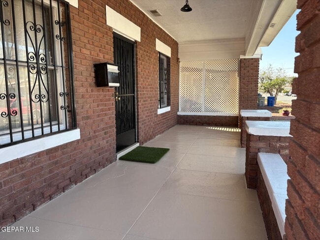 Building Photo - 3418 Pershing Dr