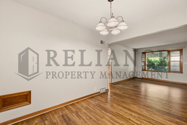 Building Photo - 1620 E Selma St