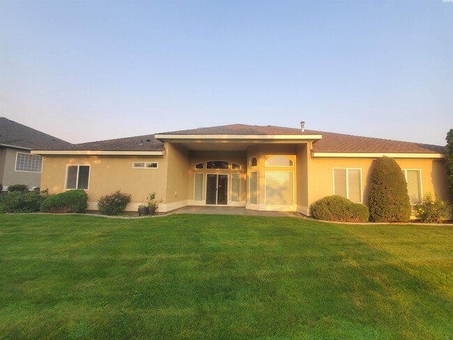 Building Photo - Golf Course Frontage