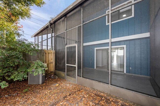 Building Photo - ***CUTE! Largo Townhome NOW *** 2 Bed. 1&1...