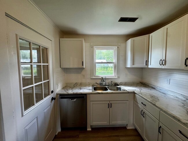Building Photo - Updated 2 Bed Ranch Home w/ Huge Fenced Yard, Attached Garage & No Stairs – Moline
