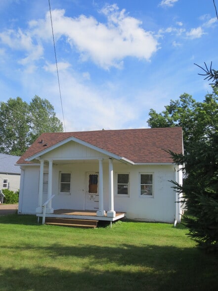 505 Flambeau Avenue Front Yard - 505 Flambeau Ave